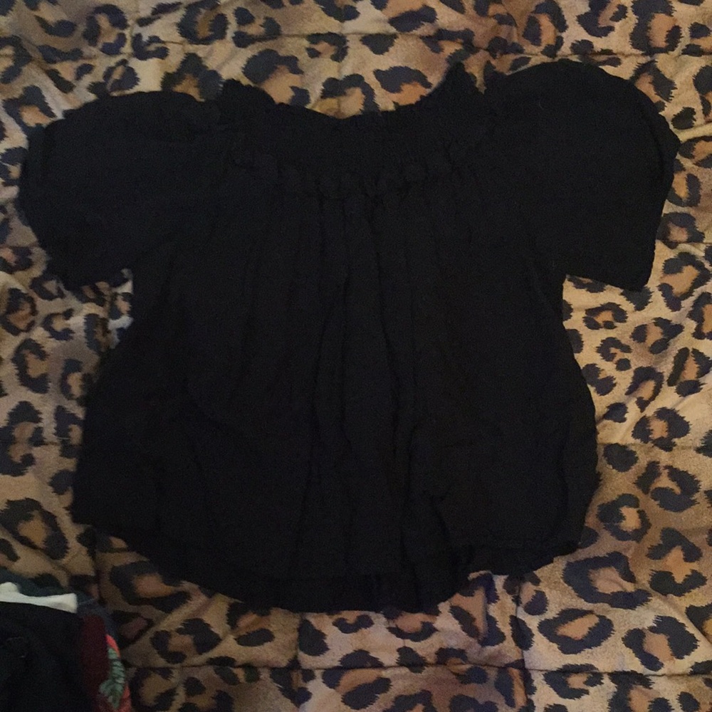 Off the shoulders short sleeve shirt